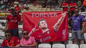 Tarjas, cachecóis, camisolas e bandeiras: adeptos do Liverpool homenageiam Diogo Jota 