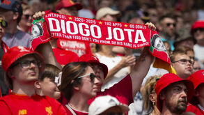 'You'll Never Walk Alone', minuto de silêncio, tarjas e dedicatórias nos golos: a homenagem do Liverpool a Diogo Jota