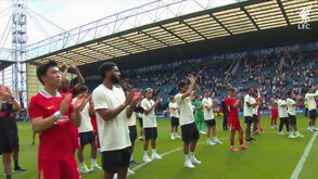 Impossível ficar indiferente: adeptos e jogadores do Liverpool 'cara a cara' a aplaudir Diogo Jota durante 3 minutos