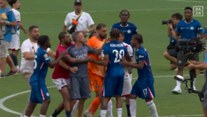 Luis Enrique perdeu a cabeça e agrediu João Pedro após o final do Chelsea-PSG: veja o momento