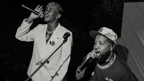 Artistas atuam com microfones em evento musical