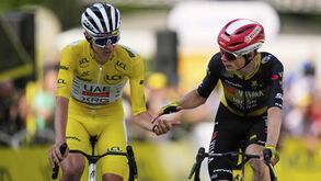 Tadej Pogacar e Jonas Vingegaard cumprimentam-se após mais um duelo