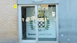 Porta de vidro danificada nas instalações de relações públicas do Boavista Futebol Clube