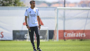 «Toda a gente a meter o pé em cima da bola»: Bruno Lage interventivo no primeiro treino do Benfica