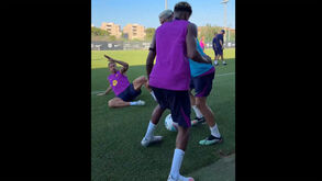 De colocar as mãos na cabeça: a vírgula desconcertante de Yamal no treino do Barcelona