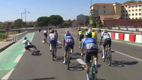 Tadej Pogacar cai a 4 km da meta na vitória de Jonas Abrahamsen