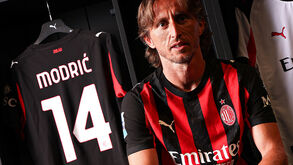 Modric teve de 'abdicar' da camisola 10 por Rafael Leão: «Ele é o presente e o futuro do Milan»