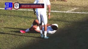 Avançado brasileiro torce o joelho e é substituído após festejar... à Cristiano Ronaldo