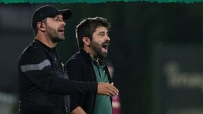 Nuno Silva com Luís Freire junto ao banco do Rio Ave
