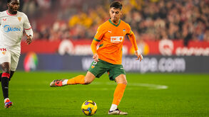 Enzo, novo médio do Benfica, chegou a Lisboa para exames médicos