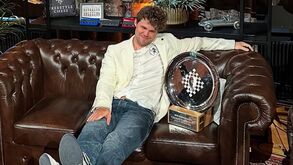 Magnus Carlsen aborrece-se em viagem e derrota ChatGPT num jogo de xadrez