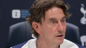 Primeira conferência de Thomas Frank como treinador do Tottenham começou com homenagens a Diogo Jota e André Silva