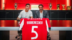 Barrenechea apresentado ao lado de Rui Costa