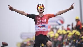 Arensman vence no adeus aos Pirenéus onde Vingegaard tentou deslocar Pogacar