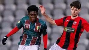 Simão Pedro tenta agarrar oportunidade no ataque do E. Amadora