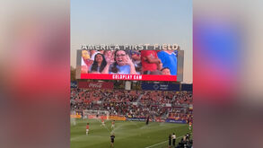 A nova tendência da 'Kiss Cam' nos EUA? Fazer o gesto que o CEO da Astronomer fez quando foi apanhado com colega