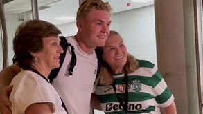 Dolores tirou fotos com jogadores do Sporting e até 'recolheu' autógrafos para a camisola de Cristianinho