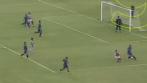 Insólito: defesa 'estrangulado' por fio de papagaio de papel em pleno jogo no Brasil