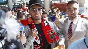 Jogador do Benfica chega ao aeroporto com o clube