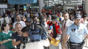 Dezenas de benfiquistas e uma adepta do Palmeiras... a chorar: as imagens da chegada de Richard Ríos a Lisboa