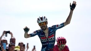 Vingegaard tentou descolar de Pogacar mas tudo ficou na mesma no Mont Ventoux