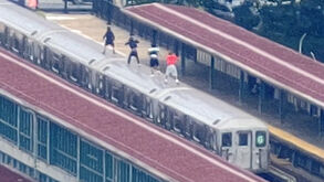 Drone da polícia de Nova Iorque capta jovens a fazer 'surf no metro'