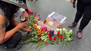 Fãs prestam tributo a Ozzy Osbourne junto à estrela do cantor no Passeio da Fama