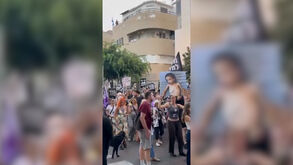 Israelitas saem à rua com sacos de farinha e fotos de crianças subnutridas