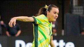 Benfica negoceia australiana do Tottenham: 'menina do laço' até já escreveu um livro