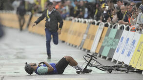 Insólito no Tour: ciclista amador tenta cruzar meta e acaba placado