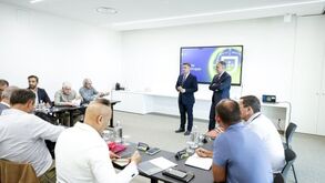 Reunião de trabalho com os oradores, Luciano Gonçalves e Duarte Gomes em frente a ecrã