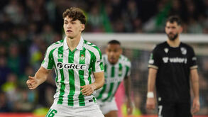 Mateo Flores a chegar a Arouca por empréstimo