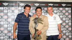 Mourinho tem o primeiro troféu da Eusébio Cup em casa: «É a taça do rei»