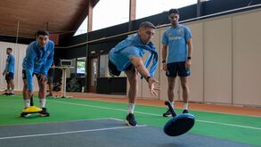 Farioli proporcionou uma tarde de 'team building' aos seus jogadores com direito a um jogo de curling... diferente