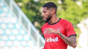 Jogador do Santa Clara domina a bola