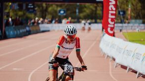 Ana Santos compete no cross country curto em Melgaço, no Campeonato da Europa de BTT