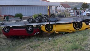 Um caso de 'amor' insólito: Ferrari e Mercedes-Benz capotam juntos