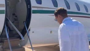 O momento em que Gyökeres entra no jato privado para rumar a Londres