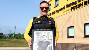 Vítor Pereira e a sua 'pint': treinador faz anos e Wolverhampton surpreende com prenda original