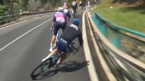 Clement Champoussin sofreu queda no Tour e quase foi atropelado por uma moto