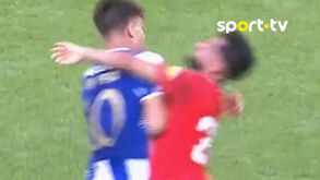Gabri Veiga e Ünüvar trocaram agressões e foram expulsos em cima do intervalo do FC Porto-Twente