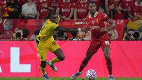 Rafael Leão marcou dois golos frente ao Liverpool