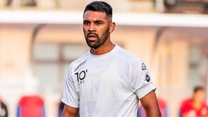 Defesa uruguaio Franco Romero a caminho do Farense