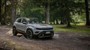 Jeep Avenger 4xe chega aos concessionários... e já o testámos nos pedregulhos!