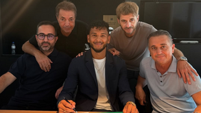 Luis Suárez partilha o momento em que assinou 
contrato com o Sporting: «O início de algo grande!»