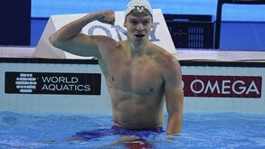 Léon Marchand bate recorde do mundo dos 200 estilos