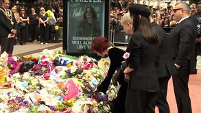 Família de Ozzy Osbourne emocionada ao ver homenagens dos fãs