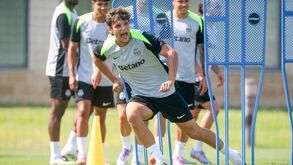 As imagens do último treino do Sporting: calor, sorrisos e Rui Borges a levar os jogadores ao limite