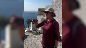 Vídeo de pedido de casamento em Santorini arruinado por turistas a comer chocolate