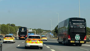Antes do acidente, autocarro do Benfica ultrapassou... o do Sporting em plena A2